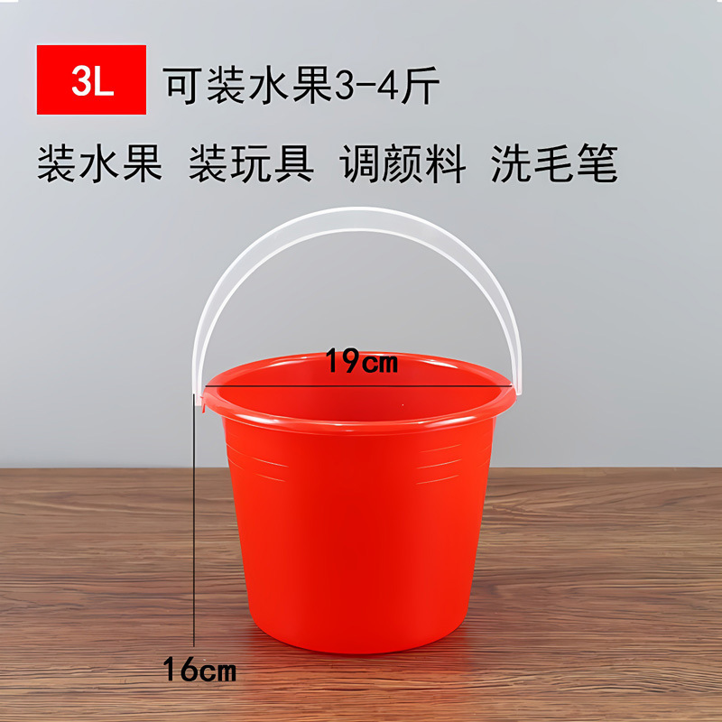 小さいサイズのプラスチックの桶は手に持っています。|undefined