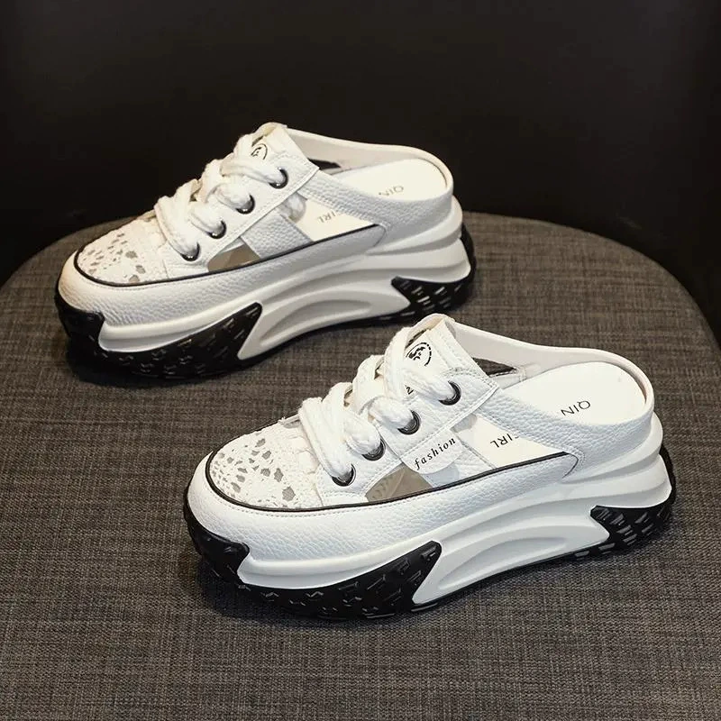 Чистые красные головки увеличены в половинном шлепанцах женщины носят летом 2024 новые красные красные кроссовки с толстой подошвной дырочкой сандалии