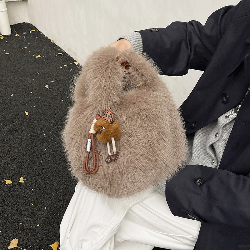 Bolsa de hombro de alto nivel de invierno y otoño versátil para mujeres 2025 nuevo nicho de diseño de estilo de viaje de la bolsa de cubo