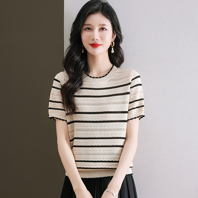 Summer elegant knitted short sweater with a round collar