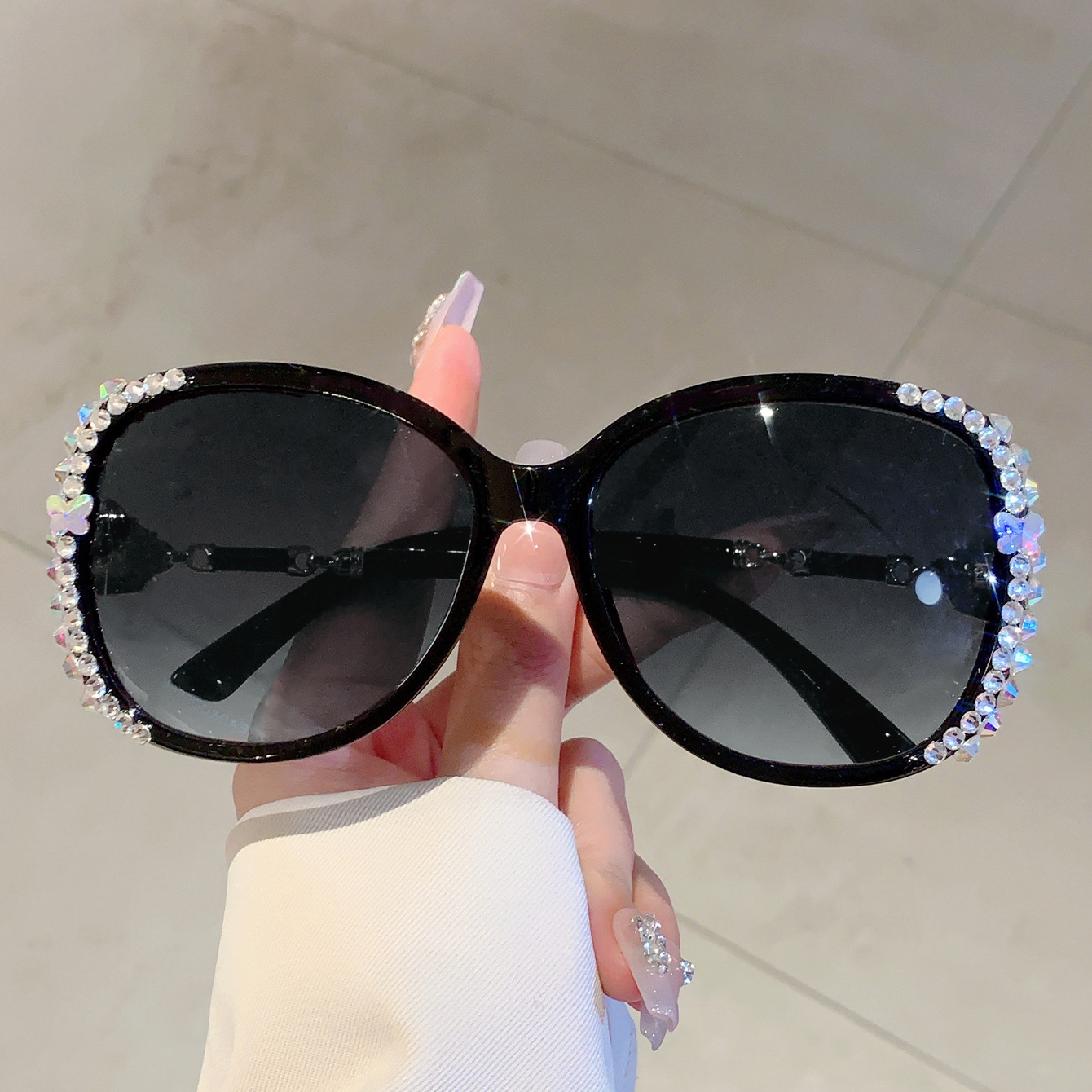 Vintage dames zonnebril met groot frame en uv bescherming_voghion.com