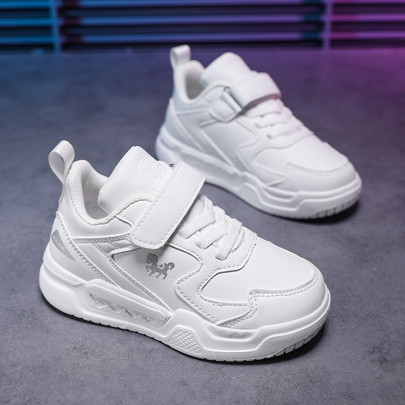 Zapatos de skate para niños 2025 primavera nuevos zapatos de escuela primaria para niños zapatos casuales antideslizantes con suela suave zapatos blancos para niñas