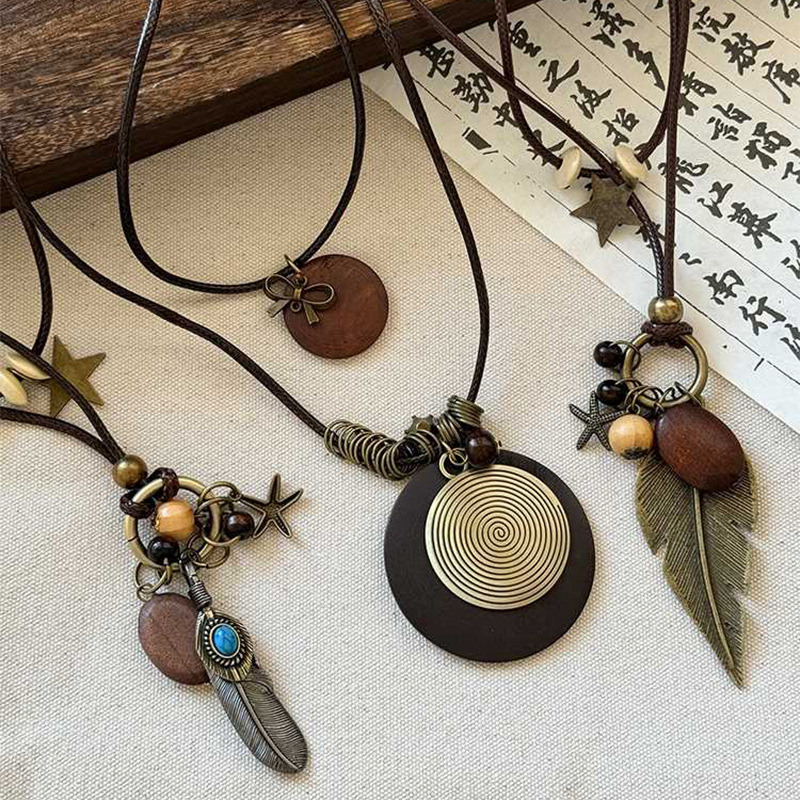 Nuevo estilo de cuero chino estrella pluma borla collar diseño sentido collar cadena de clavícula retro estilo artístico joyería mujer