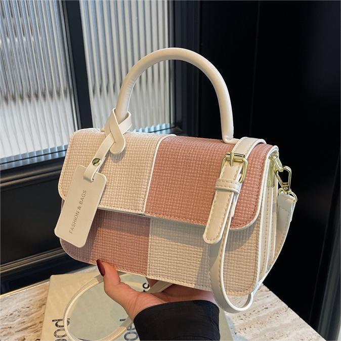 Bolso de mano coreano de contraste de color para mujeres 2024 primavera y verano nuevo bolso de moda universal bolso pequeño de nicho textura mochila
