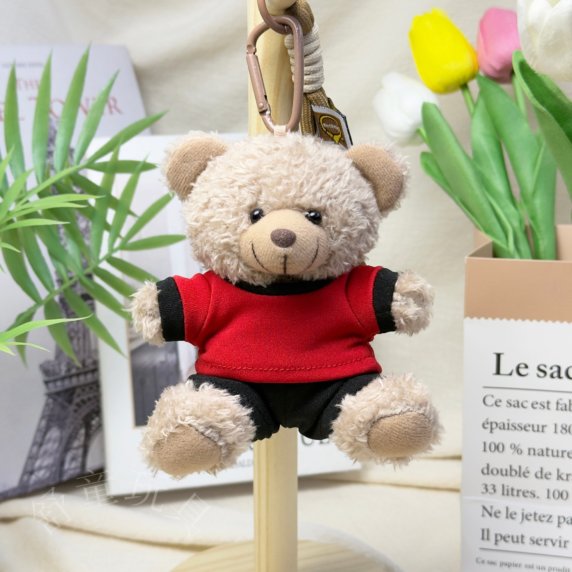 El oso con barras rojas y negras