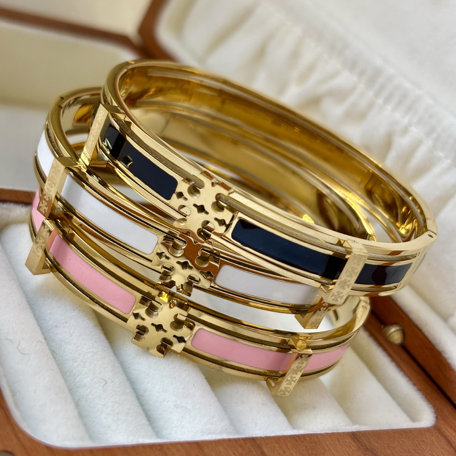 Popular Tb Oil Drop Bracelet for Women, Black and White Powder Enamel Bracelet, Accessible Luxury Big-Name Bracelet, Export Jewelry That Does Not Fade