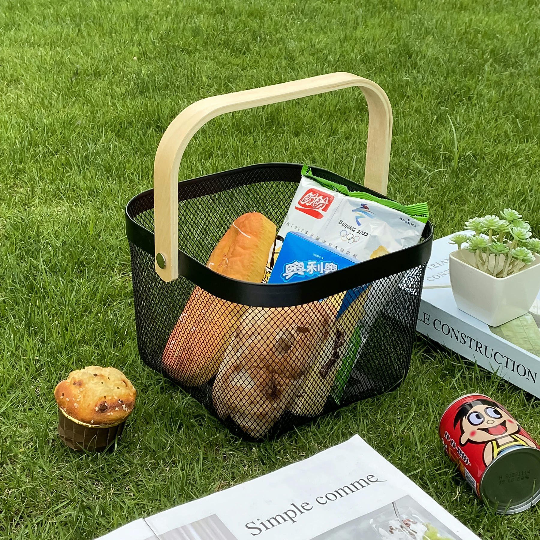 Покрытие Nordic Light Luxury Iron Art Strike Basketball Wood Handle Rolled Fruit Vegetables Basketable House Hollow Storage Basket