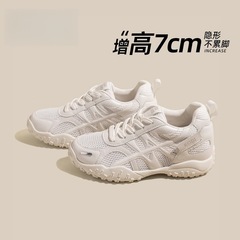 女性のための身長を伸ばす7cmの高さの道徳訓練靴2025新しい夏のメッシュ通気性のある厚底ファッショナブルで多用途のスポーツとカジュアルシューズ
