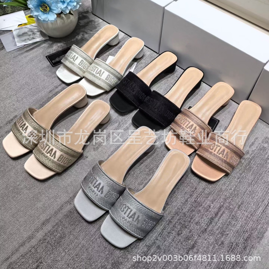 D家字母刺绣拖鞋女夏外穿水钻粗跟一字凉拖绸缎方头圆跟高跟凉鞋