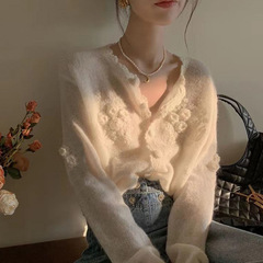 薄いセーターの白い馬海の毛のフックの花のニットのカーディガンの女性の年齢を減らします。