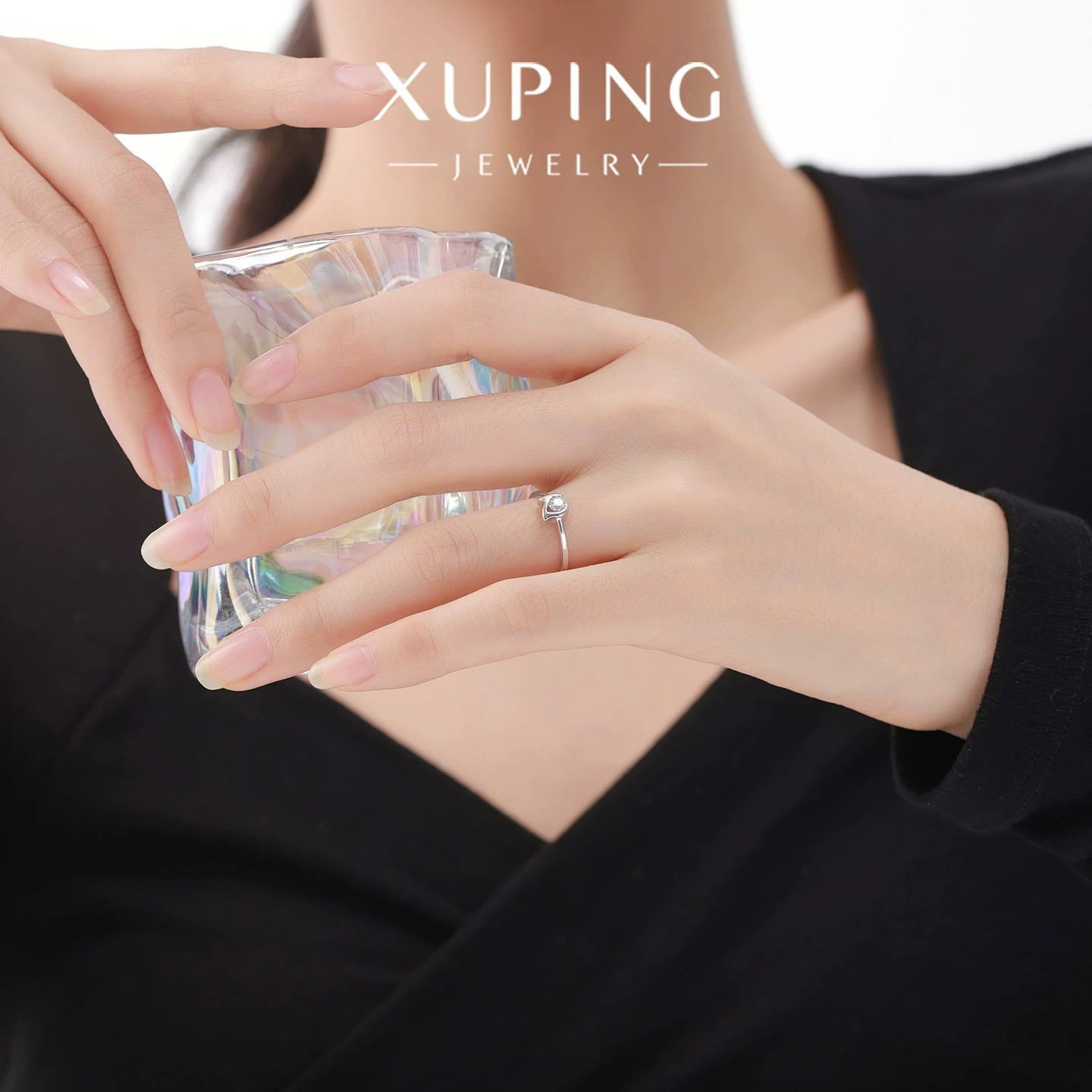 Xuping anillo hueco simple 2025 nuevo temperamento elegante gemas artificiales en el anillo de estilo al por mayor