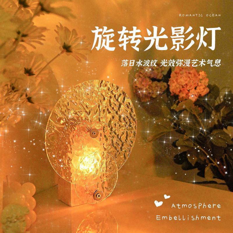 水の波の光の影の明かりは日が落ちて雰囲気があります。|undefined