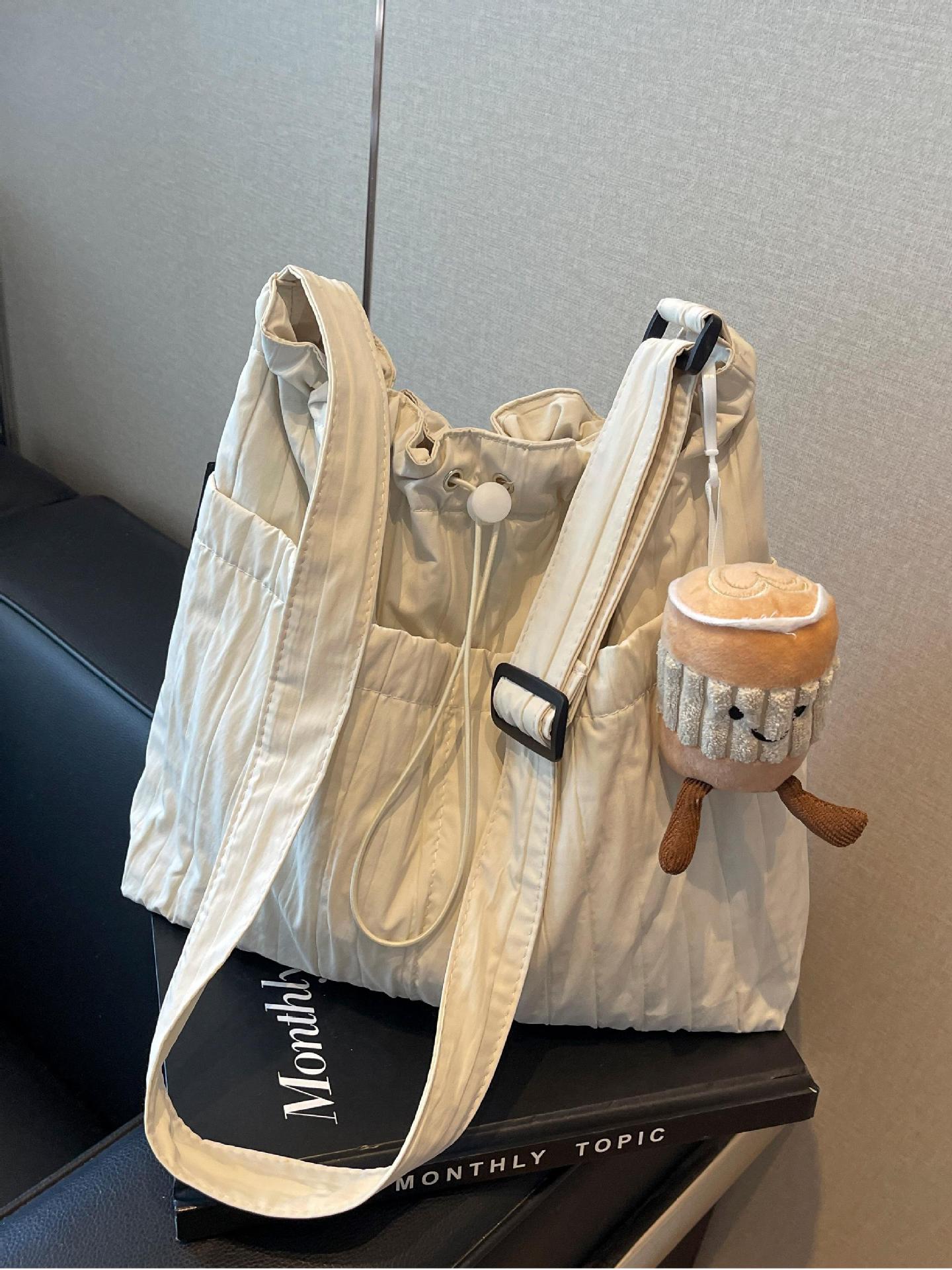 Bolso de cubo de viento perezoso plisado coreano para mujer 2025 nuevo bolso de hombro de viajero de todo fósforo bolso de mensajero de moda casual