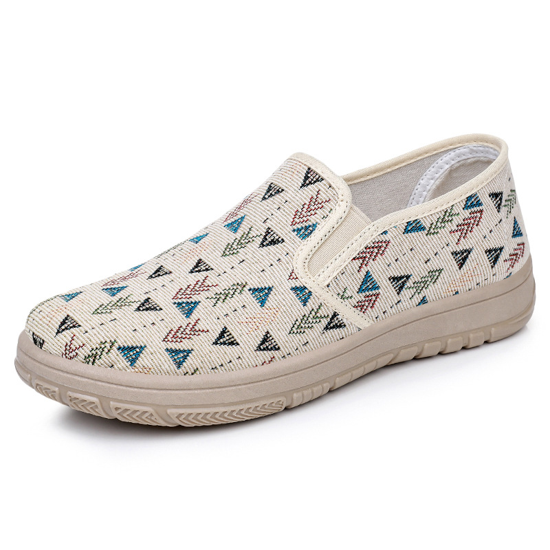 Zapatos de mujer de verano nuevos zapatos transpirables suelos suaves no cansados zapatos de madre un pedazo de zapatos de tela viejos de Beijing mujeres