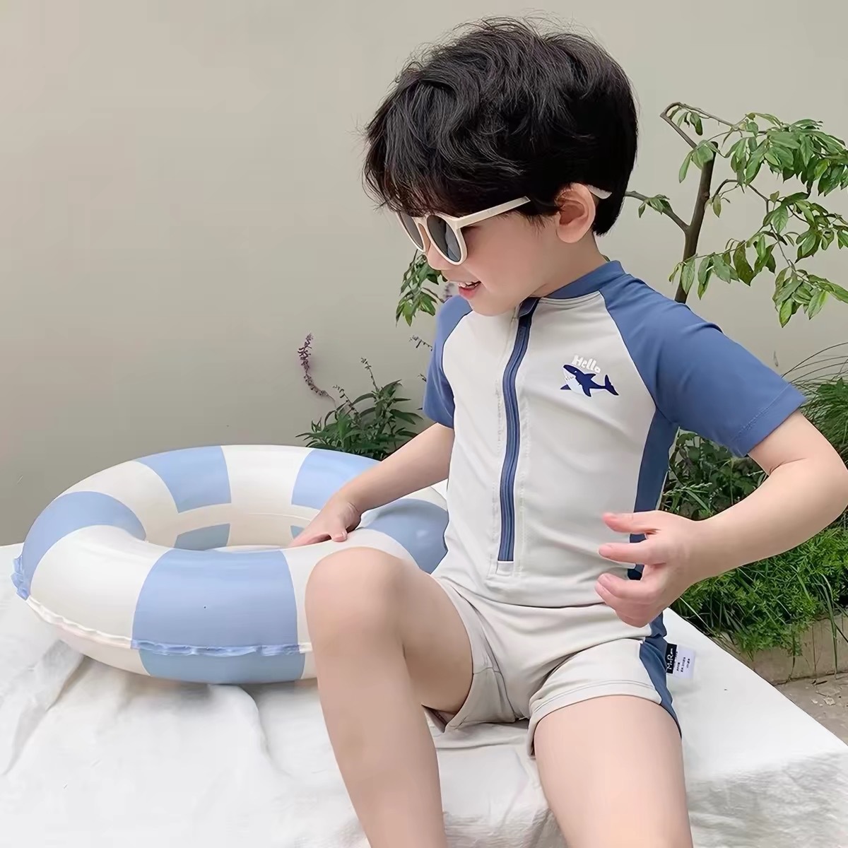 Children's one-piece short-sleeved swimsuit, boys' summer sun-protective, quick-drying, for beach vacations, surfing, and training