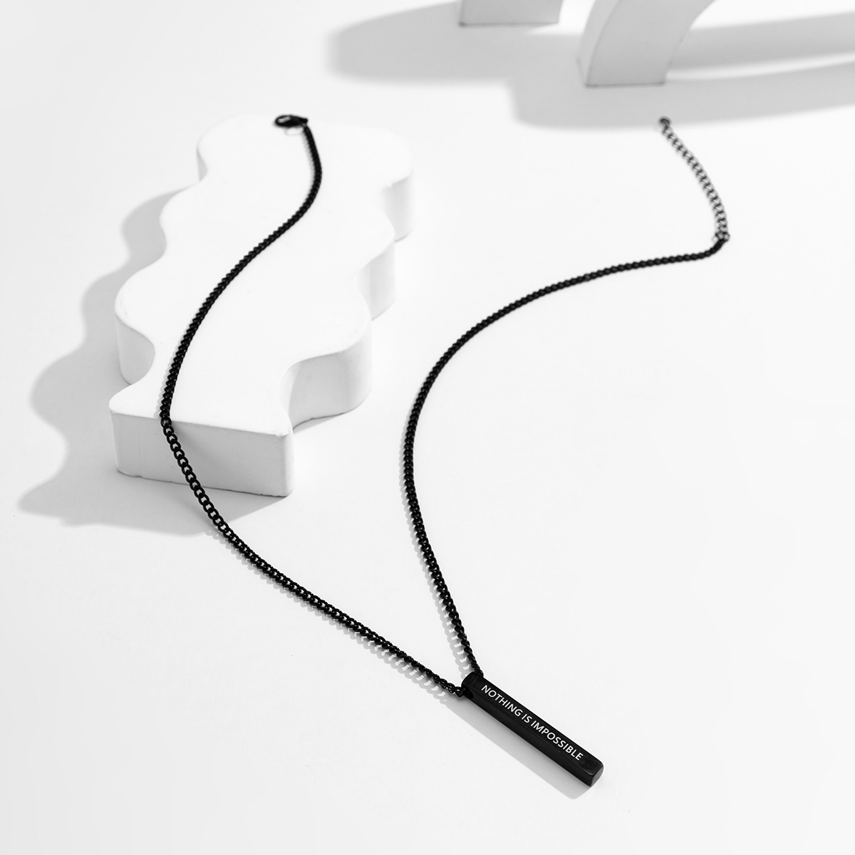Titanhalsband med hänge för damer elegant bokstavsdesign_voghion.com