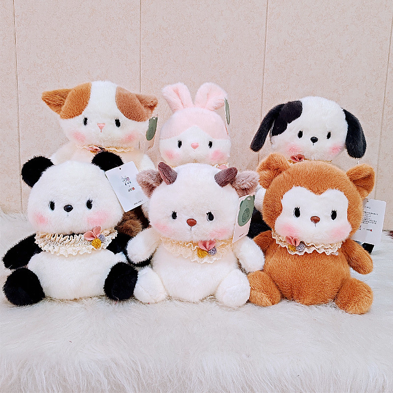 Linda mesa de puff de leche con adornos de muñecas, juguetes de peluche con muñecas, pequeños perros de leche, gatos de leche, regalos de cumpleaños para niños