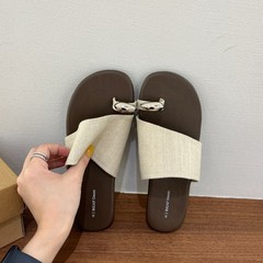 ファッショナブルなメタルバックルカバートゥフラットスリッパ女性用 2025 夏の新しい多用途アウターウェアサンダル