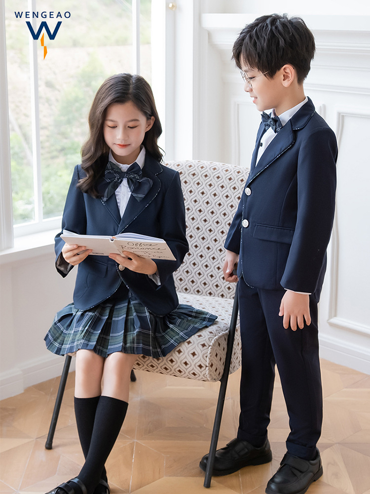 小学生のクラス服の冬の制服は英倫風幼稚園の園服の子供とベルベットのスーツのセットの演技服のコートです。