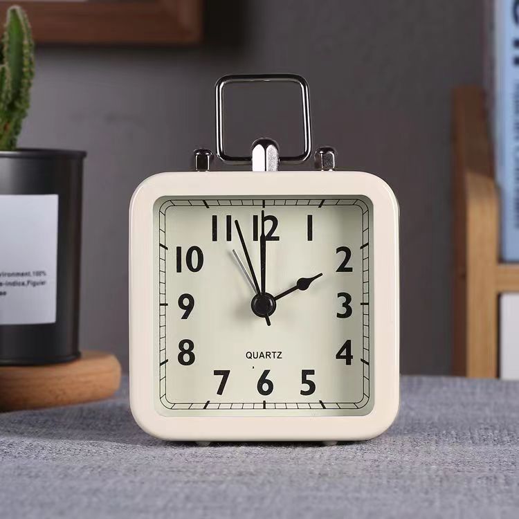 Directo de fábrica de moda simple cuadrado de plástico retro pequeño reloj de alarma dormitorio de noche mudo despertador electrónico