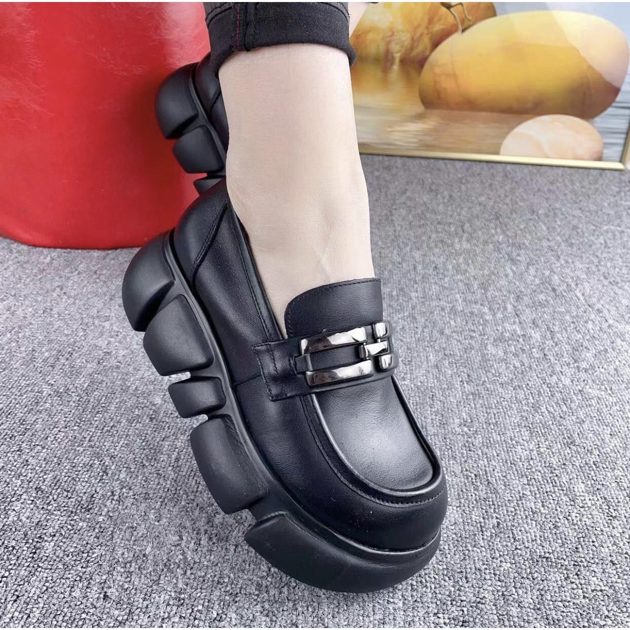 Verano y otoño 2024 nuevos zapatos de mujer de cuero suave con zapatos de cuero pequeños aumentando la altura de los zapatos Lefour de estilo británico un solo zapato