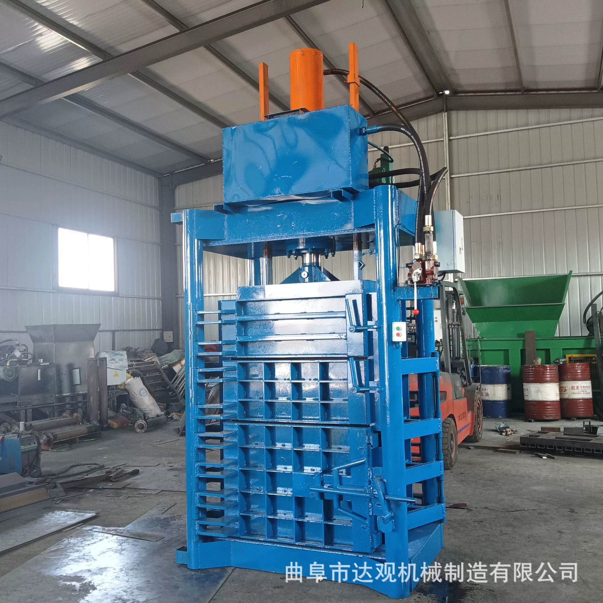 Цилиндрический четырехдверный вертикальный гидравлический пресс-подборщик Старая одежда пресс-подборщик сжатых носков экспорт пресс-подборщик