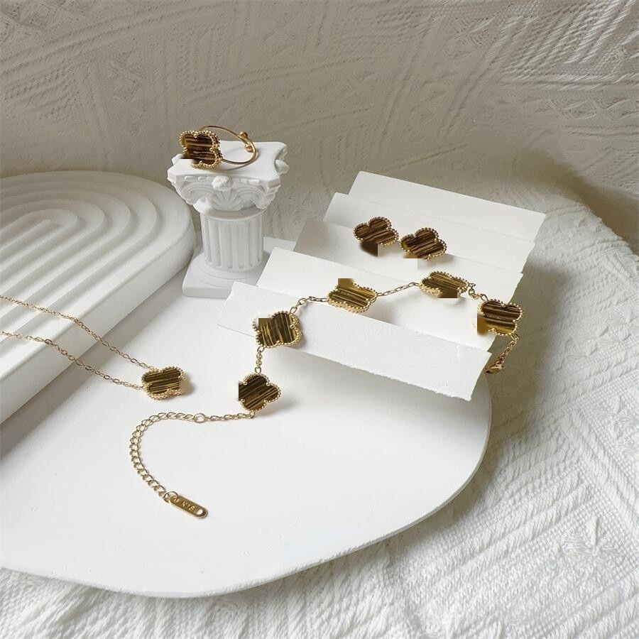 Estilo caliente Este trébol de cuatro hojas 13MM Pulsera de cinco flores 18K Pulsera de trébol de cuatro hojas Collar Pendientes Juego de anillo sin decoloración