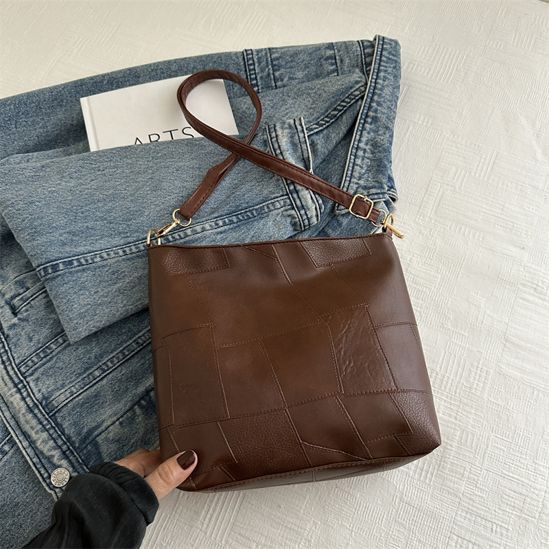 Bolso de alta sensación para mujeres nuevo verano 2024 moda extranjera empalme bolso de hombro de gran capacidad bolso de cubo de agua