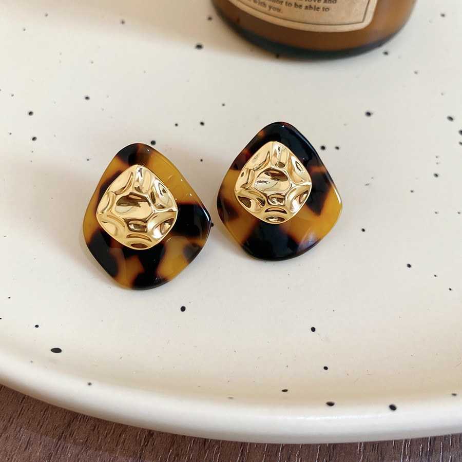 Aguja de plata Pendientes geométricos Maillard Pendientes de lujo ligero retro de nicho Pendientes de temperamento de todo fósforo de moda Sentido de alta gama al por mayor