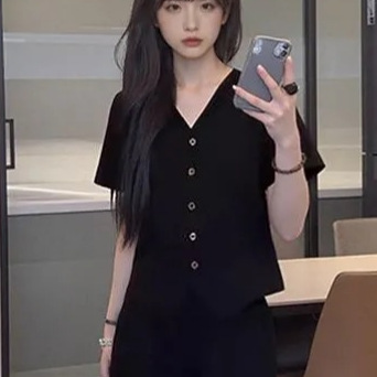검은색 반팔 조끼