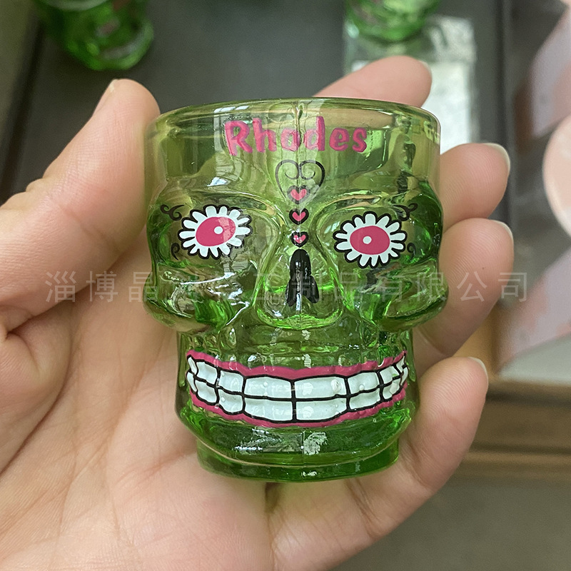Suministro directo de fábrica 50ml pequeña copa de vino taza de calavera pequeña vela Taza pintada a mano pequeños espíritus vidrio transparente lleno de cera