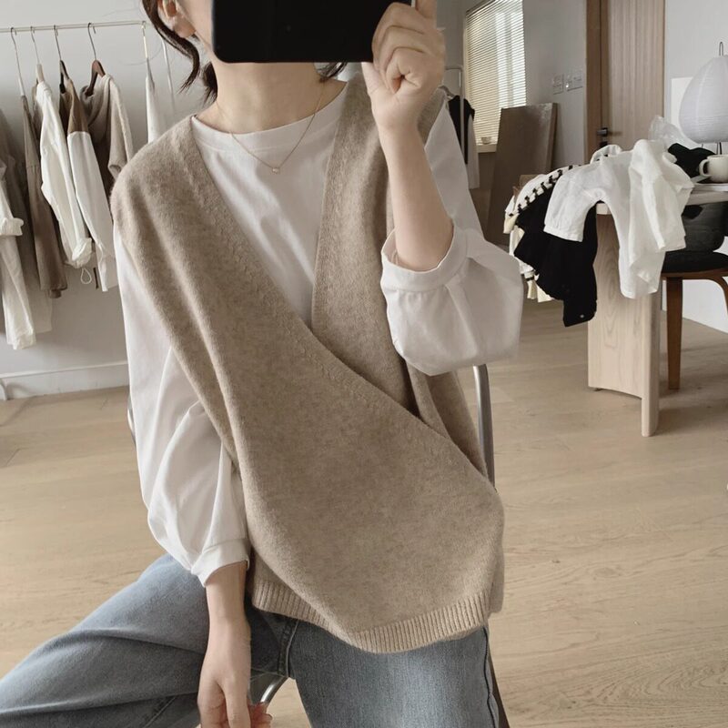 New loose V-neck cross-knit vest for women, irregular loose layered sleeveless vest to be worn over a sweater New loose V-neck cross-knit vest for women, irregular loose layered sleeveless vest to be worn over a sweater