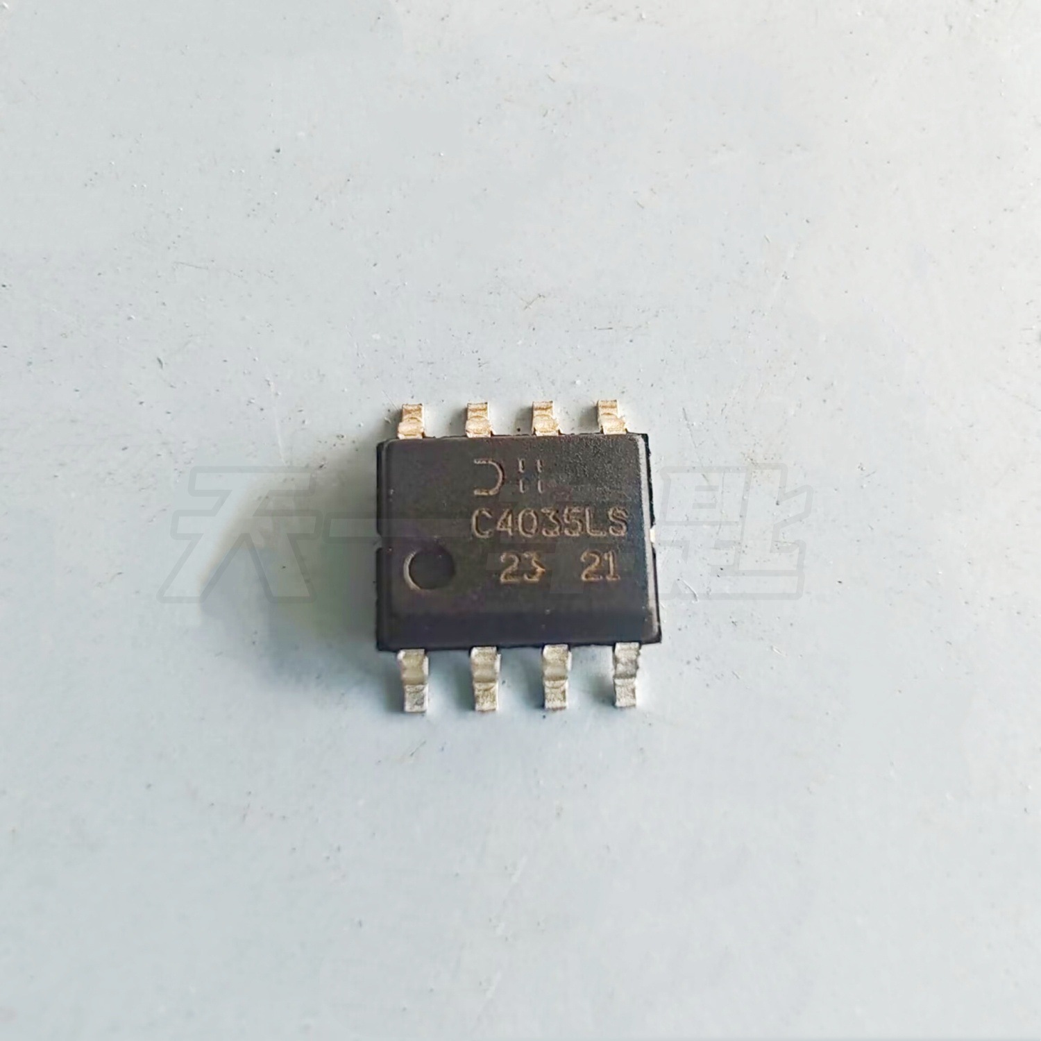 C4035LS is a chip used in BMW G-series vehicles, specifically for the gear shift lever. It is a vulnerable component that, when communication fails, prevents the gear from engaging. This is an eight-p