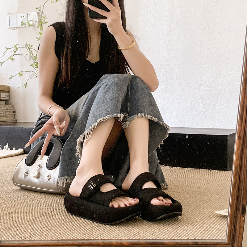 Zapatillas de velcro de fondo grueso para mujeres de verano, nuevas zapatillas de alta calidad con falda de arena, zapatillas frías image 3