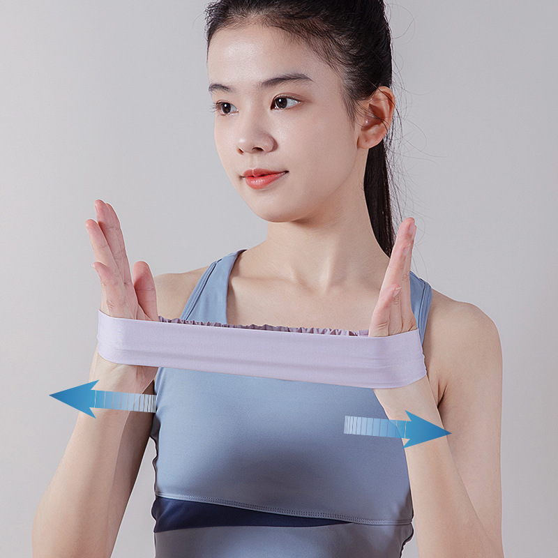 運動ヘアバンドの女性は汗を吸ってランニングします。|undefined