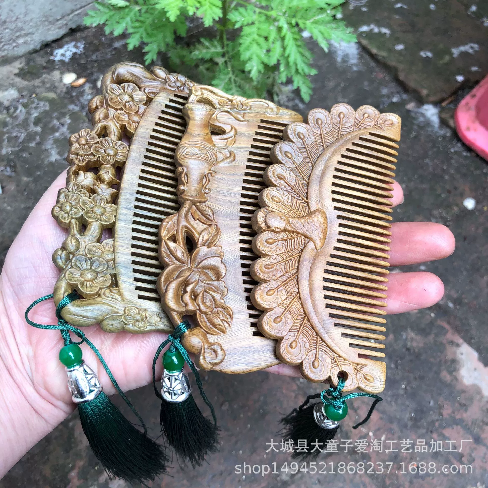 Peacock opening combs Argentine green sandalwood comb dense teeth combed plum combed combing the head meridians massage double -sided
