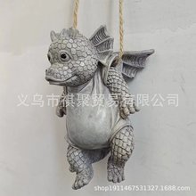 跨境新品吊绳小龙树脂摆件挂件花园装饰吊床恐龙雕像花园室内装饰