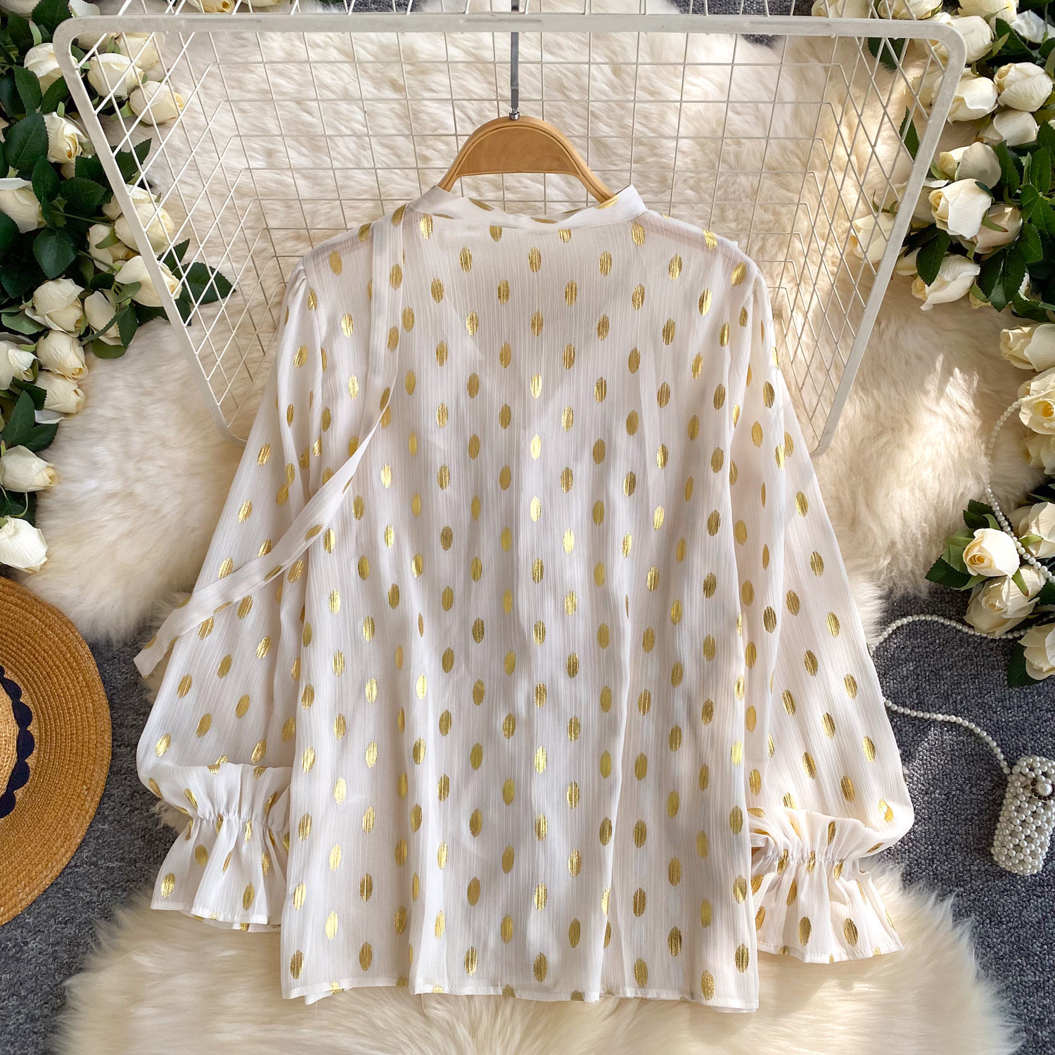 Camicetta ampia a pois in stile francese con volant, ideale per l'inizio della primavera, a maniche lunghe, in chiffon, con laccetti._voghion.com