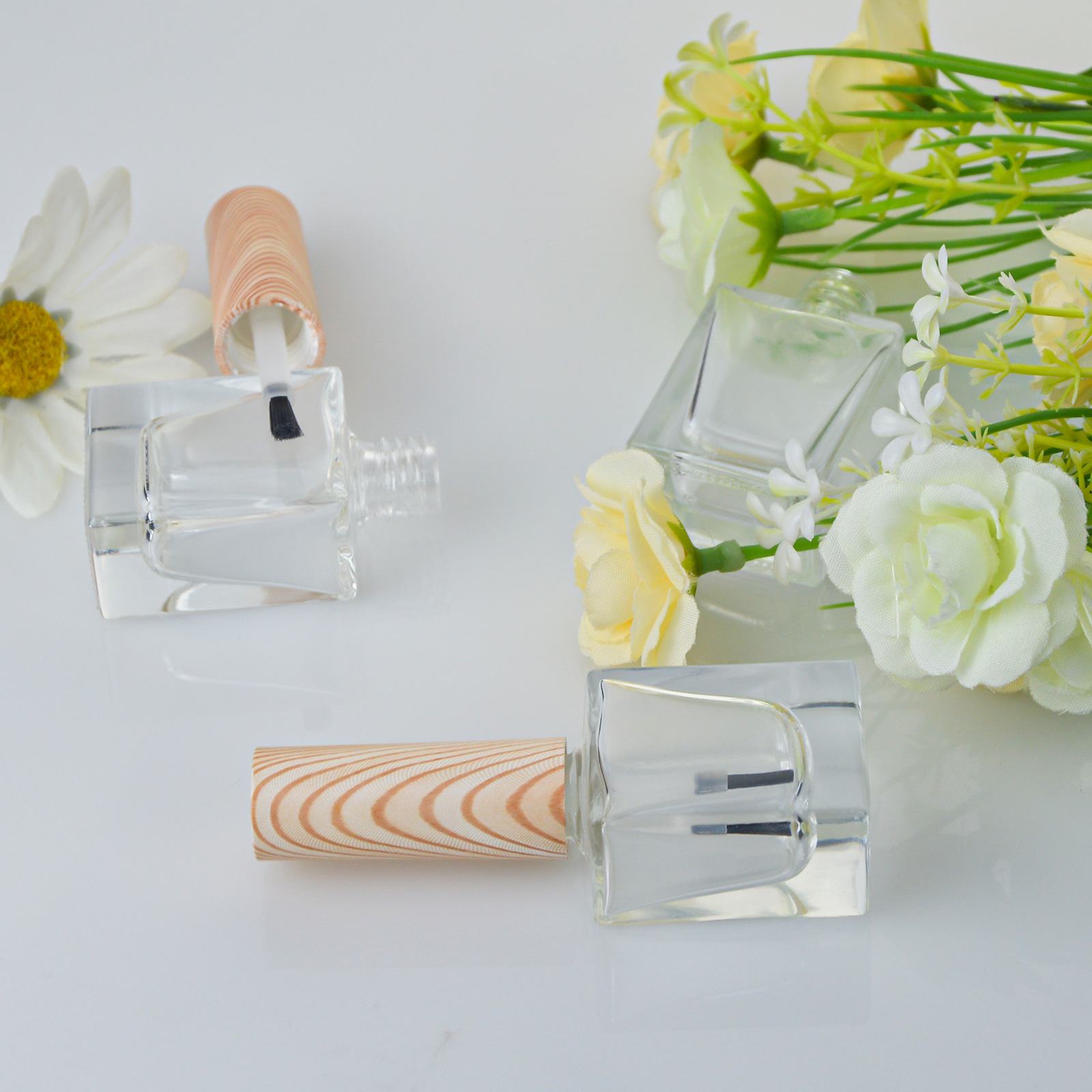 Descuento de fábrica al por mayor en stock 10ML esmalte de uñas de vidrio transparente nuevo multi-forma esmalte de uñas cubierta cepillo grano de madera