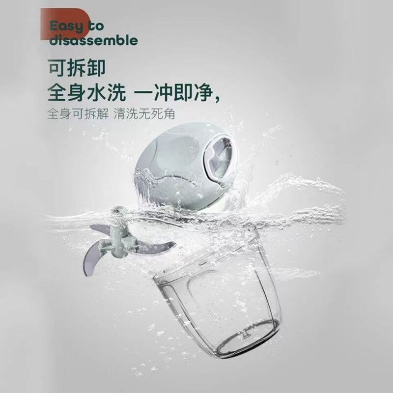 台所の大サイズのニンニクの泥をつぶしてニンニクの器をつぶします。|undefined