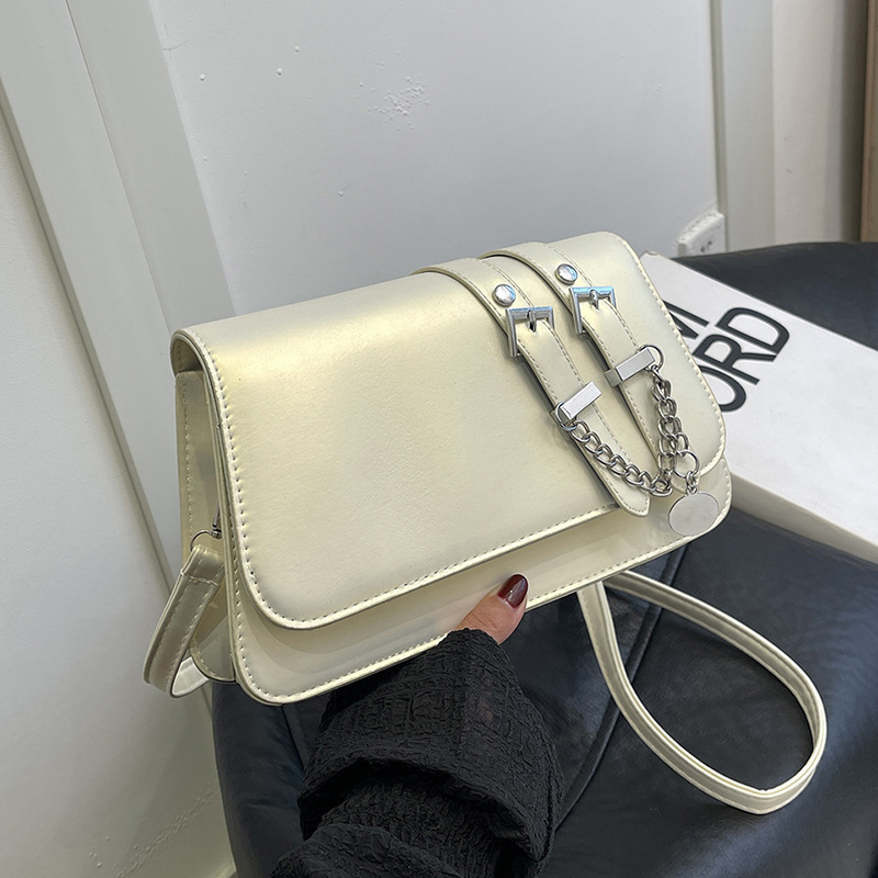 Decoración de cinturón nicho de diseño de tendencia simple bolso de hombro 2024 nuevo estilo de moda extranjero sensación de bolso de brazo de mujer