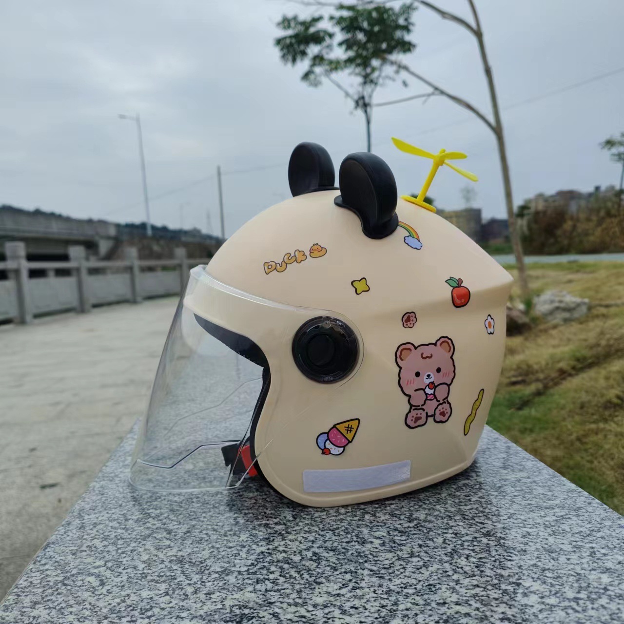 카키색 스티커 + 투명 긴 거울 + 흑곰 귀 + 노란색 풍차