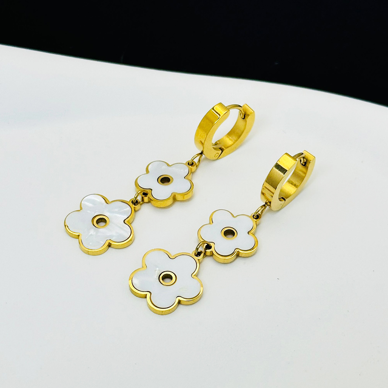 Creativo de cinco flores estilo retro europeo y americano temperamento versátil simple personalidad cuatro hojas colgantes aretes de joyas de acero