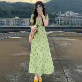 绿色v领碎花连衣裙子女夏季2026新款今年流行爆款巨好看绝美长裙