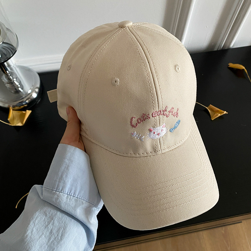 Japón lindo gatito bordado sombrero de béisbol mujer primavera 2025 nuevo estilo de cabeza grande cara pequeña sombrero de boca de pato universal