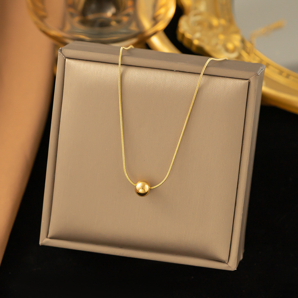 [collar de acero de titanio dorado + acero] collar de amor de nicho con cadena de clavícula avanzada en la moda de lujo ligero femenino