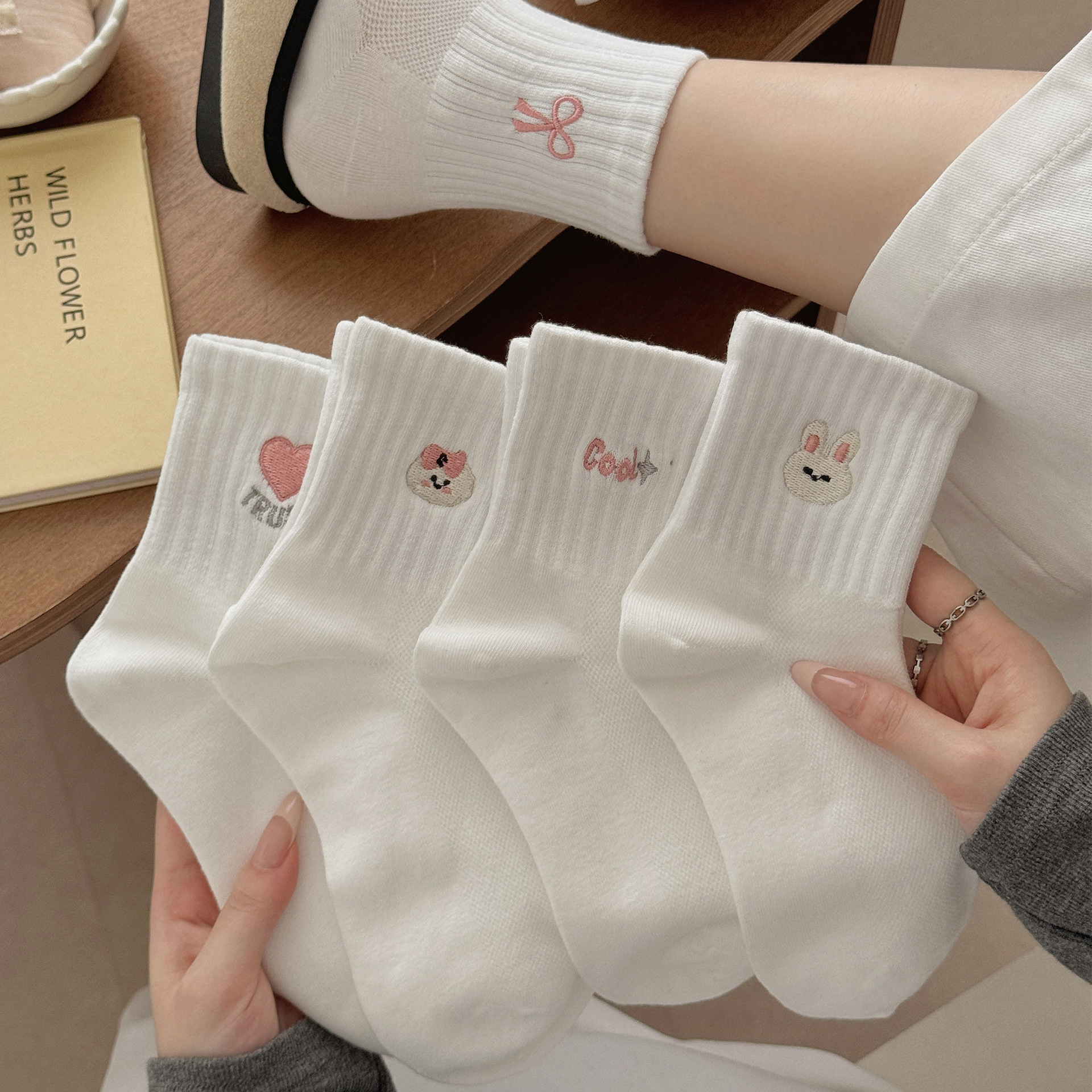 Breathable mesh short socks summer thin ladies cartoon embroidery casual cotton socks ins wind sports socks wholesale