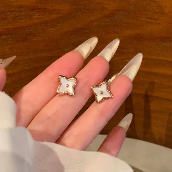 Popular natural shell four-leaf clover non-pierced ear clips, simple and stylish with a high-end feel, sweet earrings, trendy internet celebrity style ear accessories