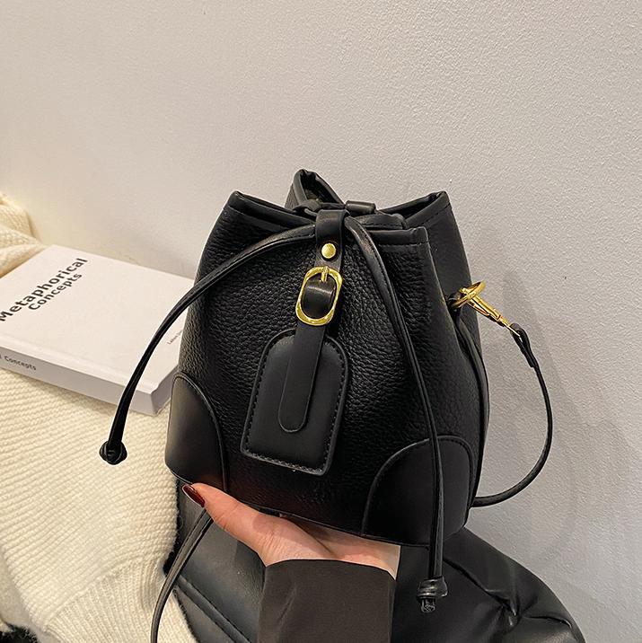 Bolsa de balde de explosión de comercio exterior para mujeres 2025, nuevo estilo universal bolso de hombro simple de alto impacto bolso de nicho de color