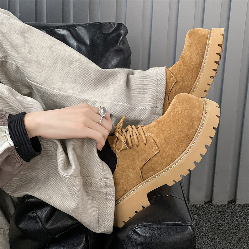 Retro fashionable trend autumn shoes English style for leisure